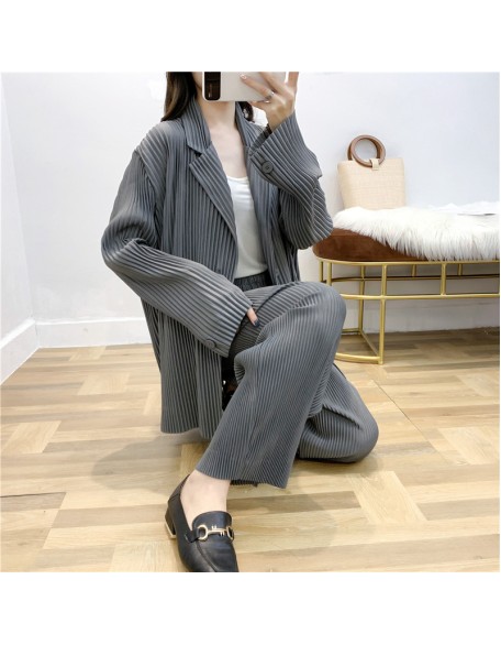 Autumn and winter new products with loose temperament, oversized long sleeved pleated suit jacket for women